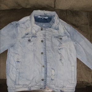 Cute light washed denim jacket wit little rips